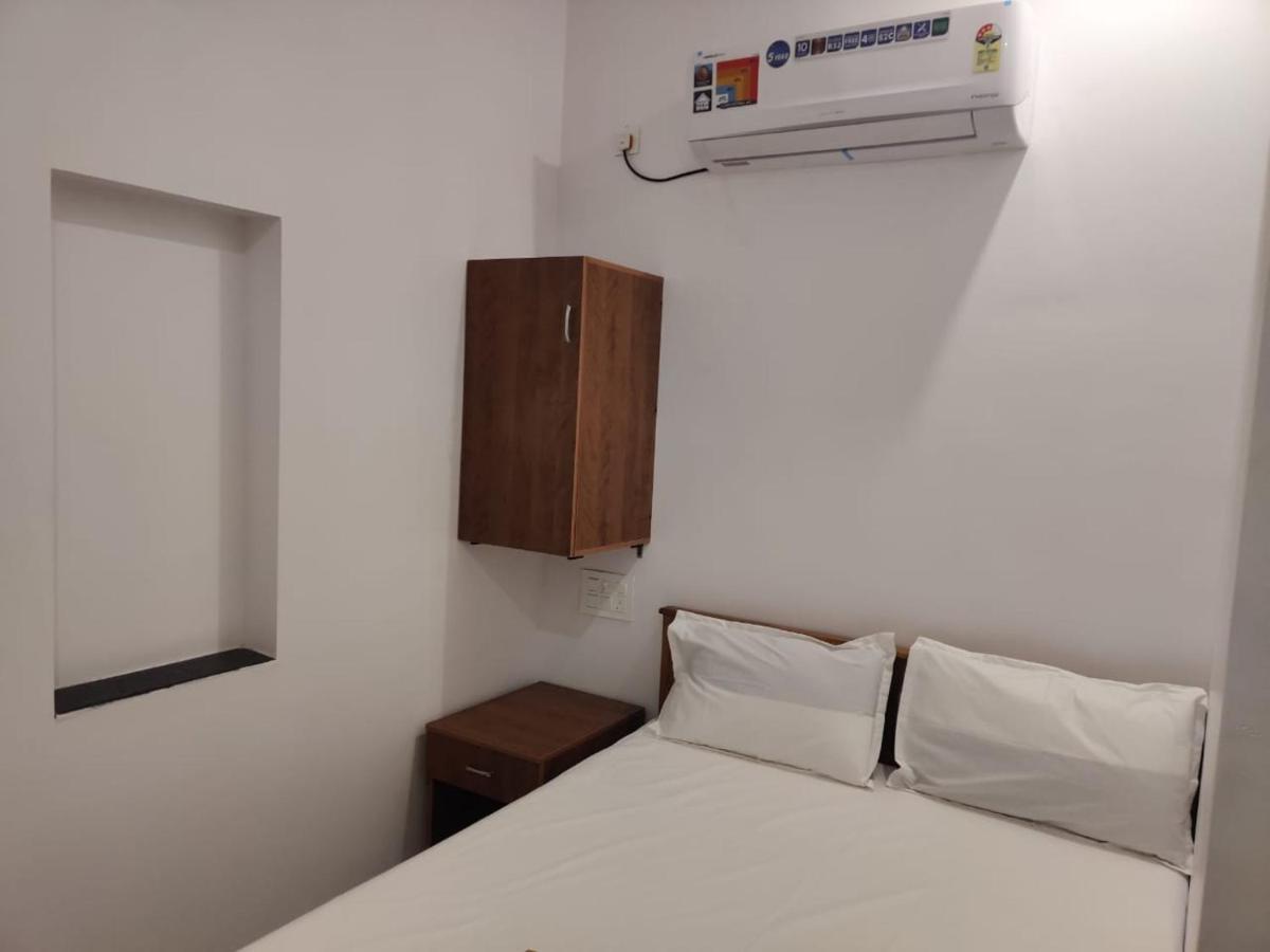 Отель Sri Balaji Lodging Тиручендур Экстерьер фото