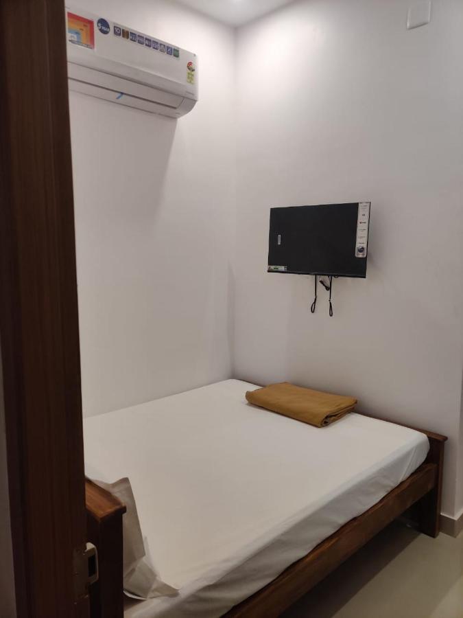 Отель Sri Balaji Lodging Тиручендур Экстерьер фото