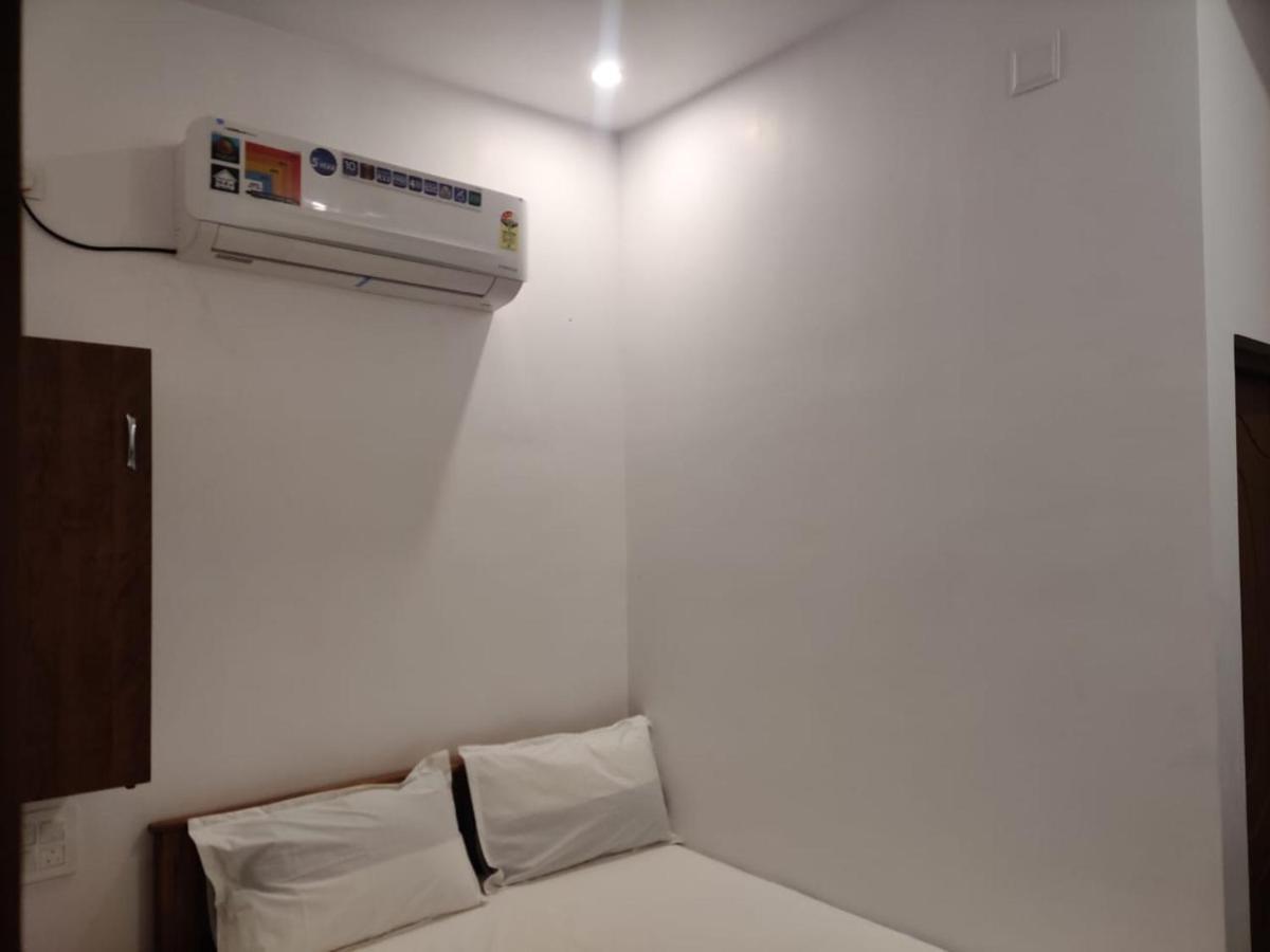Отель Sri Balaji Lodging Тиручендур Экстерьер фото