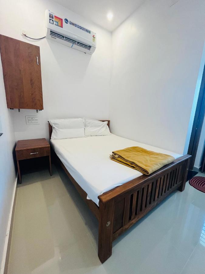 Отель Sri Balaji Lodging Тиручендур Экстерьер фото
