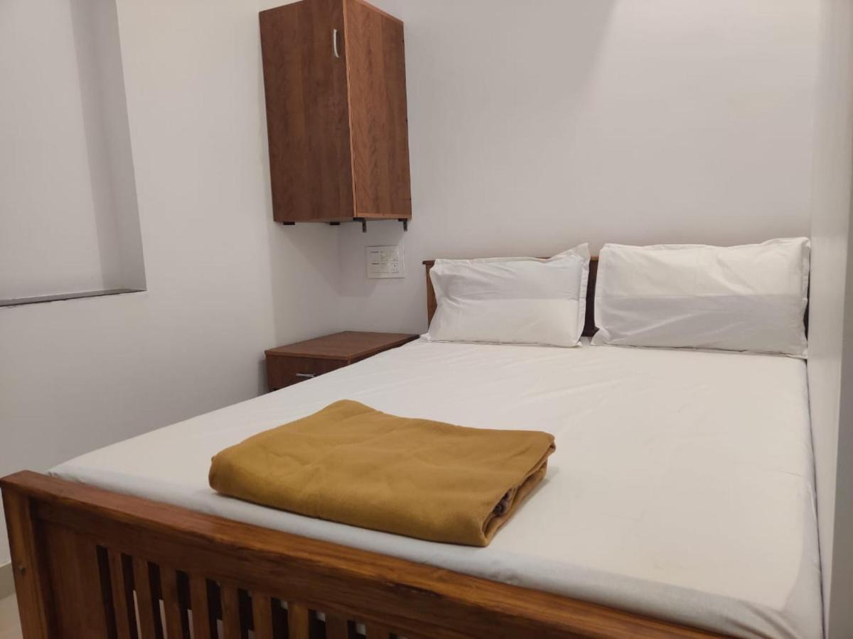 Отель Sri Balaji Lodging Тиручендур Экстерьер фото