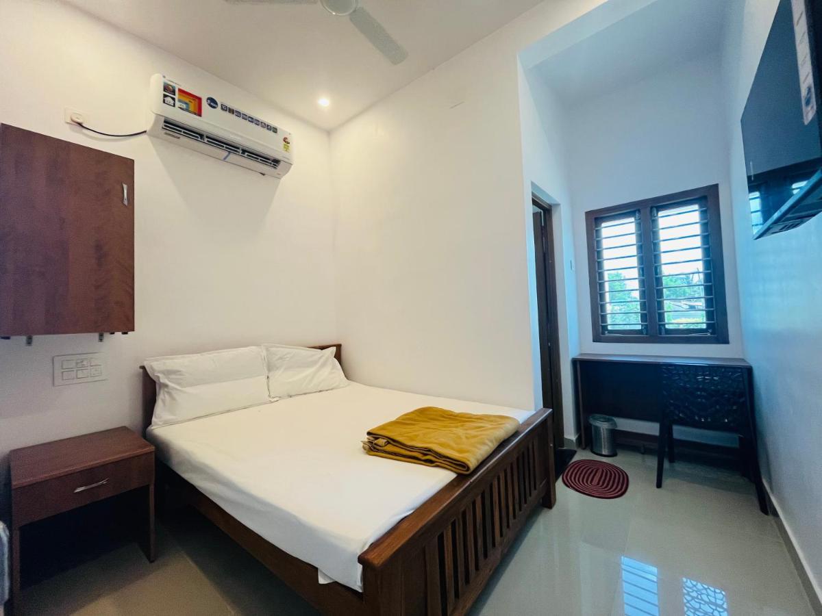 Отель Sri Balaji Lodging Тиручендур Экстерьер фото