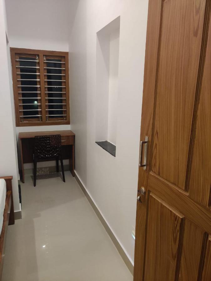 Отель Sri Balaji Lodging Тиручендур Экстерьер фото
