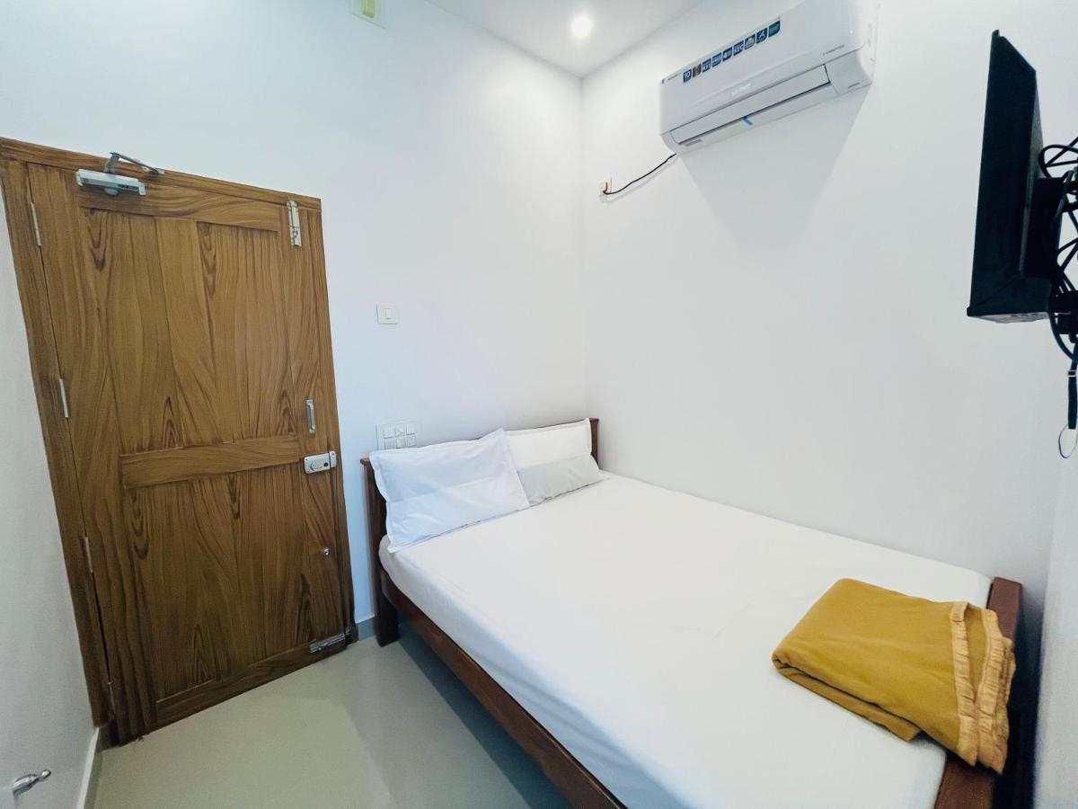 Отель Sri Balaji Lodging Тиручендур Экстерьер фото