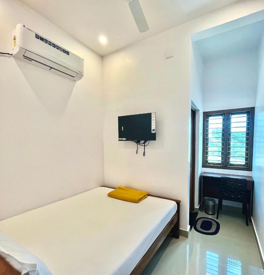 Отель Sri Balaji Lodging Тиручендур Экстерьер фото