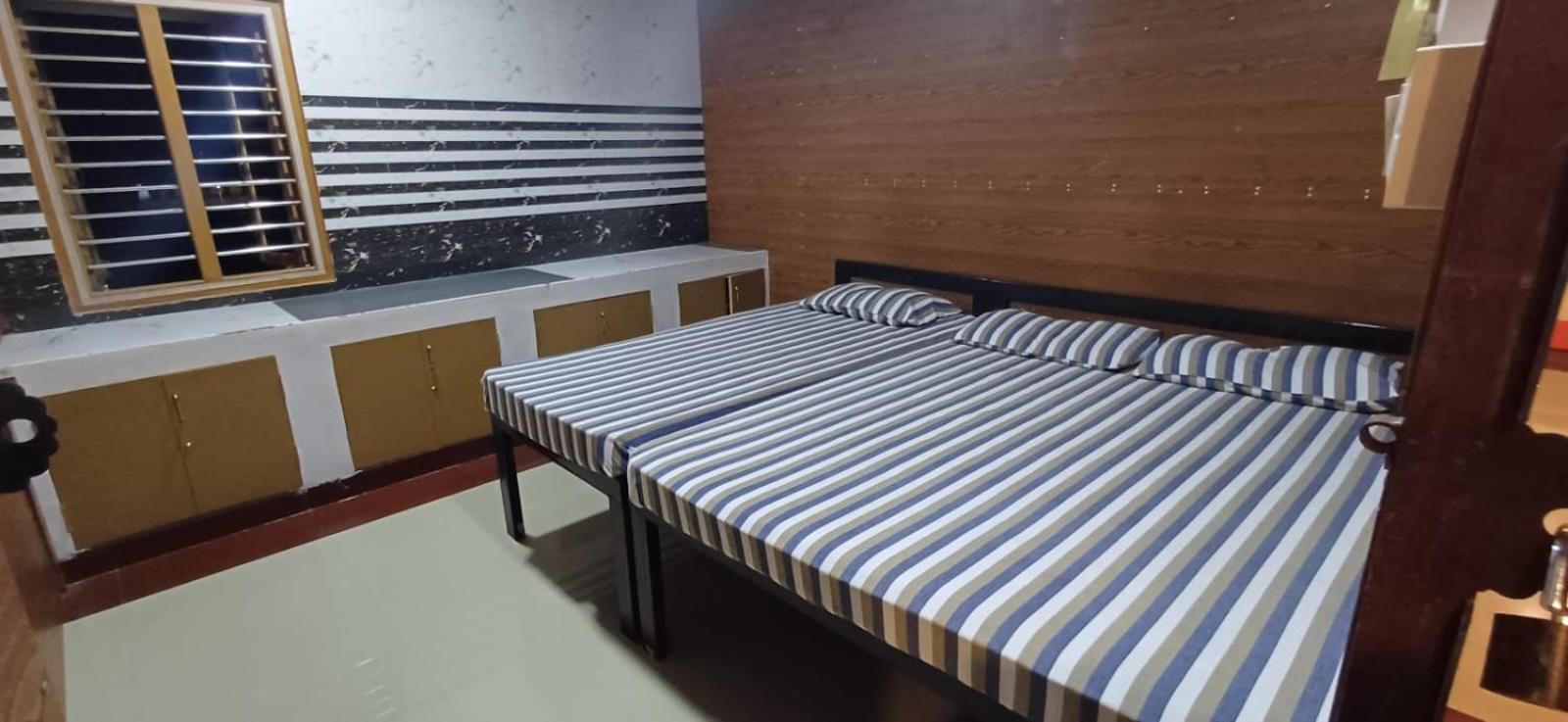 Отель Sri Balaji Lodging Тиручендур Номер фото
