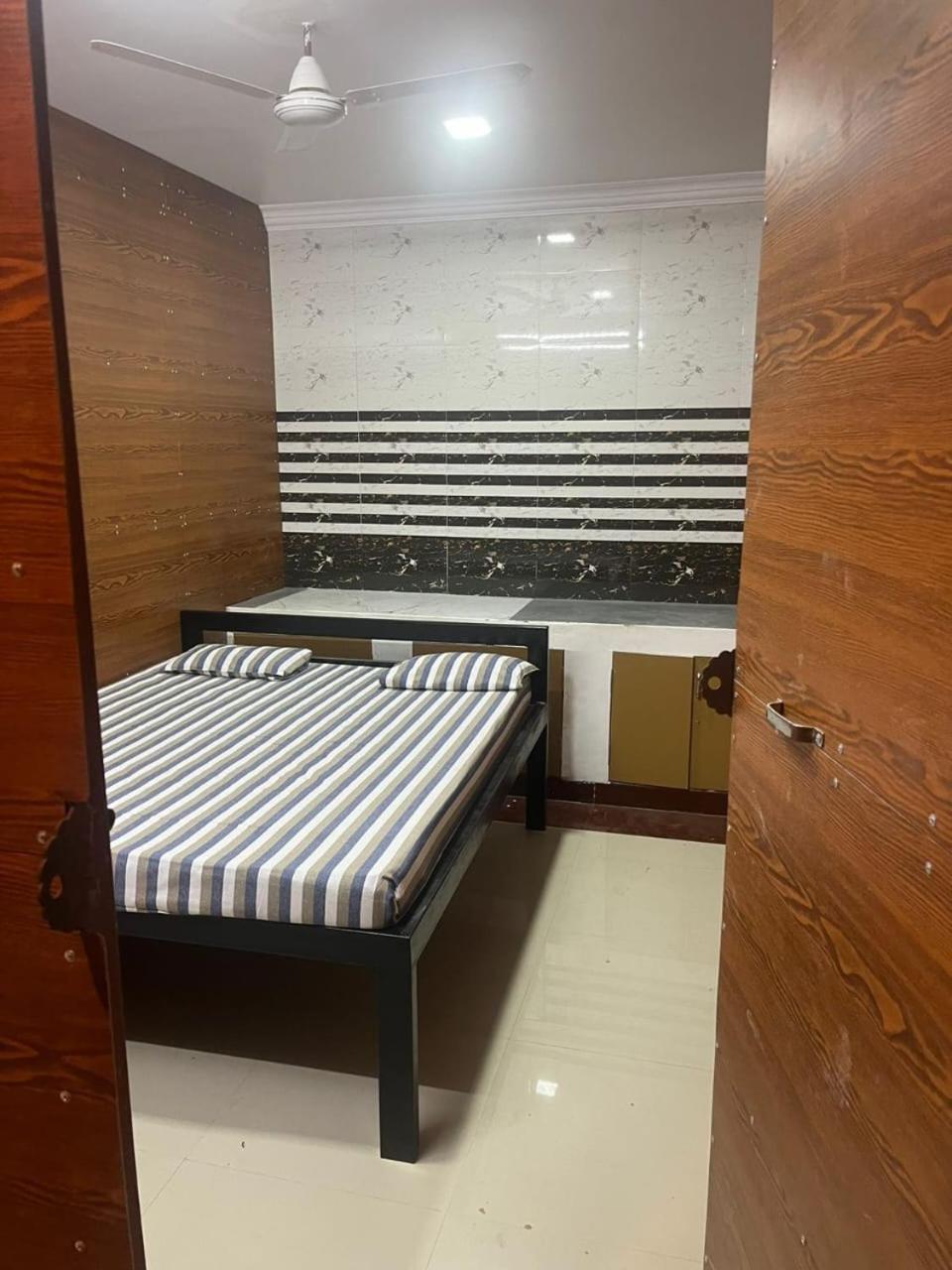 Отель Sri Balaji Lodging Тиручендур Экстерьер фото